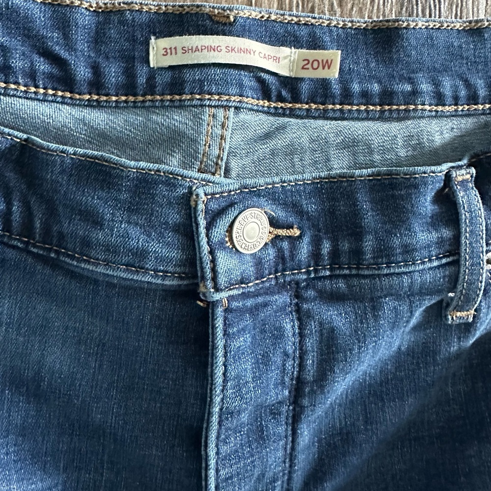 Levi's Women 311 Shaping Skinny Capri Jeans - Picture 3 of 7